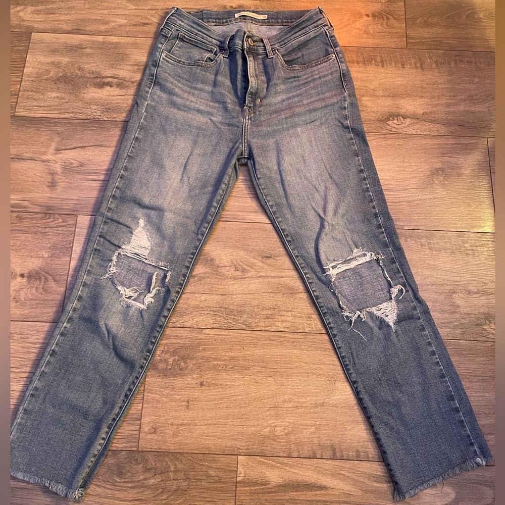 levi’s medium wash straight jeans! super stretchy